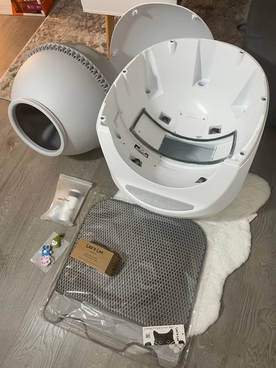 What's inside of Leo's Loo Too box