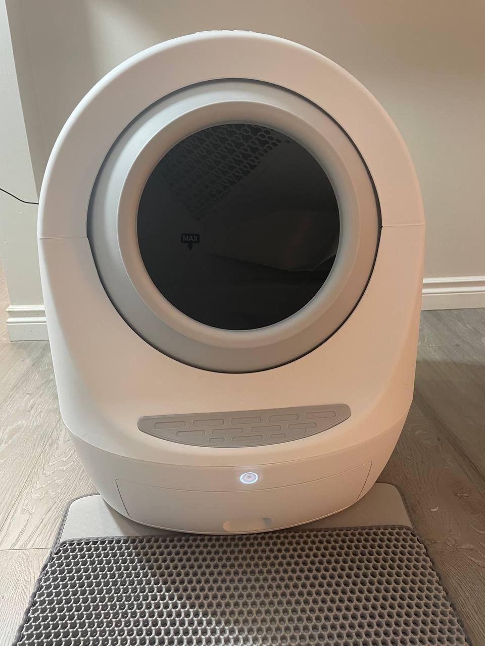 Leo's Loo Too litter box in living room