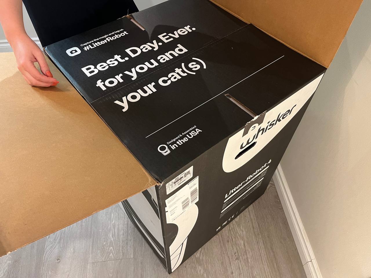 Cool packaging of Litter Robot 4
