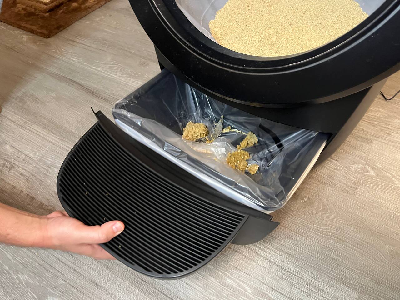 Cleaning the Litter Robot 4